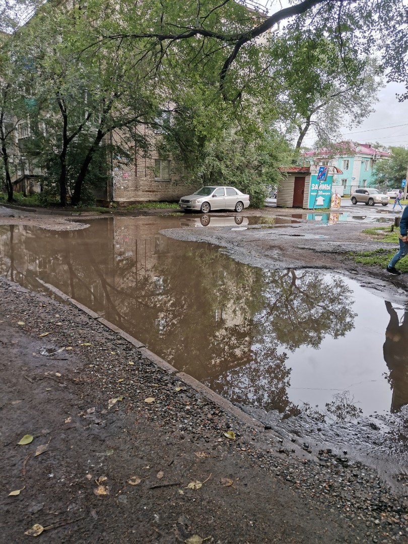 Наш Комсомольск - Огромная лужа с ямами при въезде во двор