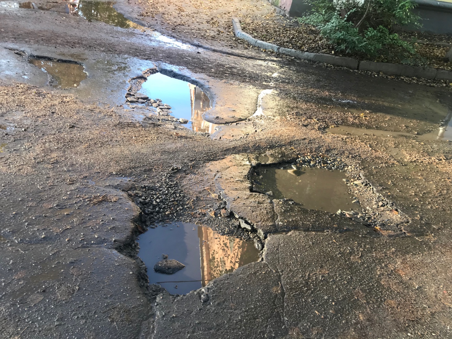 Наш Комсомольск - Ямы во въезде во двор и во дворе