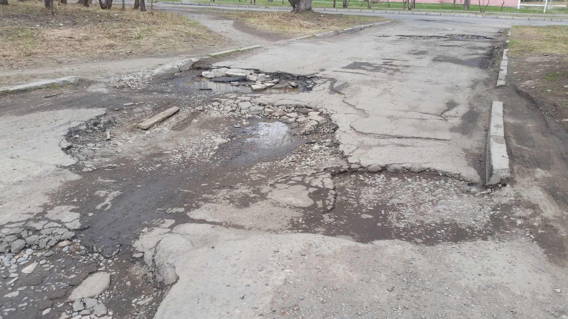 Ужасное состояние. Состояние дорожного покрытия. Городское дорожное покрытие. Плохое состояние покрытий внутри двора. Дефекты по дворовой территории.