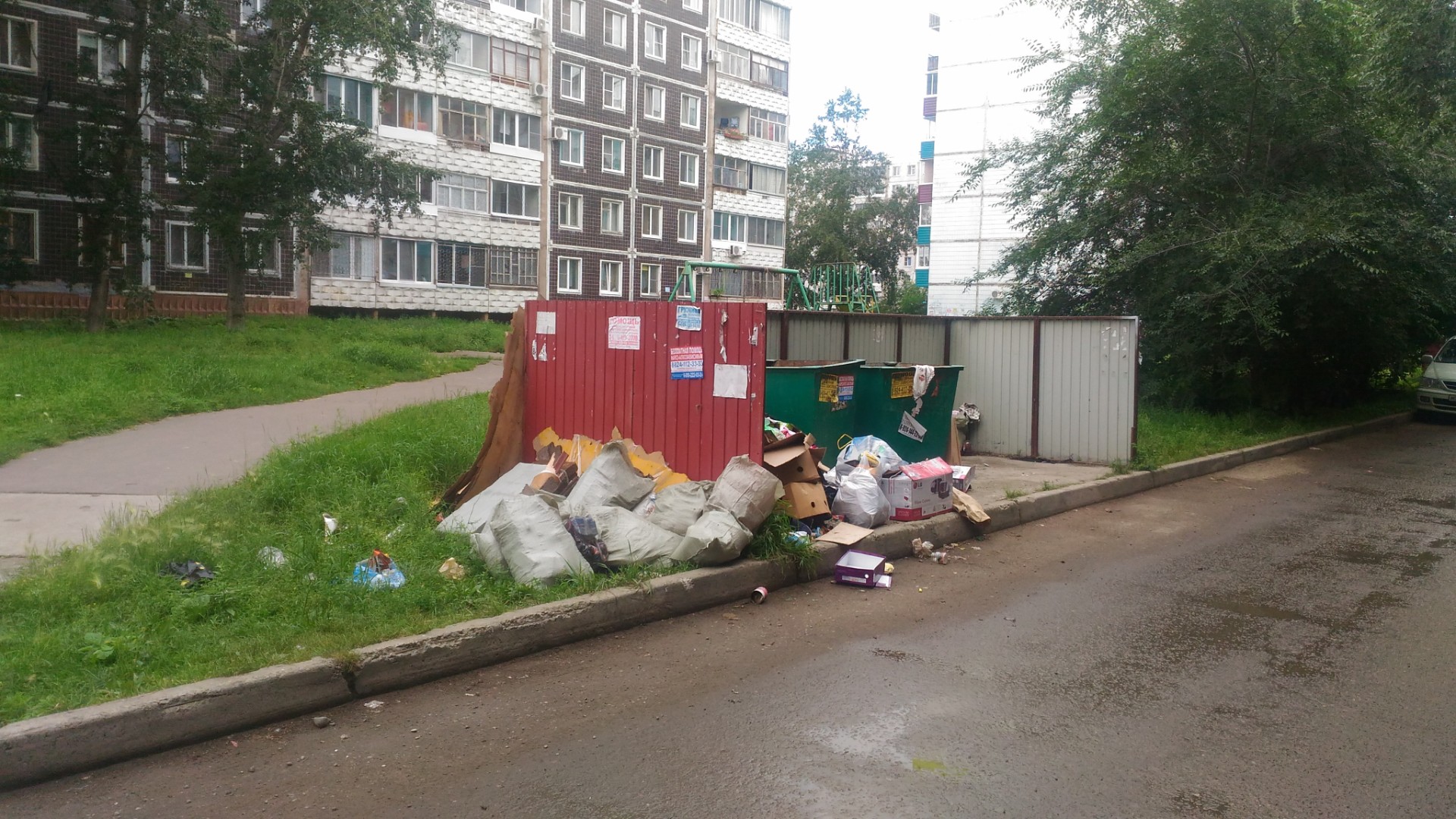 Наш Комсомольск - Площадки с мусорными контейнерами в ужасном состоянии,  мусор не вывозится неделями.