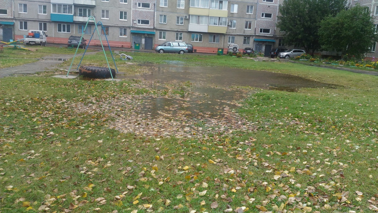 Газон мкд. Ограждение газонов во дворах. Газон мкд. Озеленение прихрамовой территории. Озеленение двора многоквартирного дома.