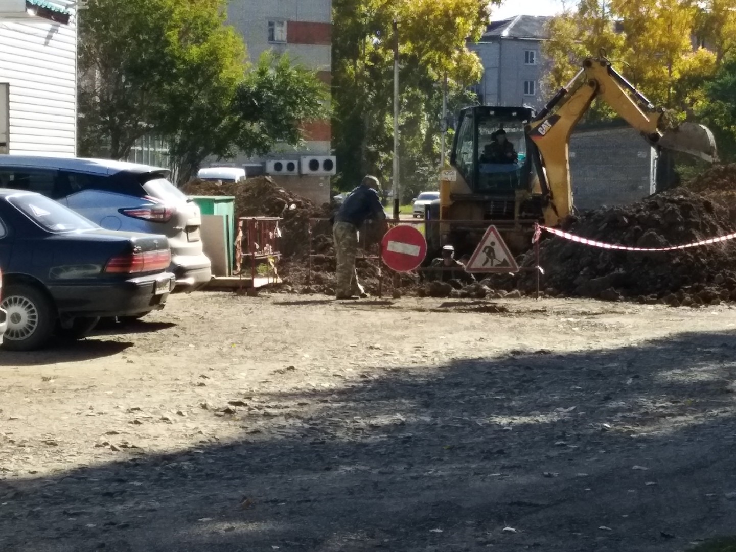 Наш Комсомольск - всю дорогу раскопали, невозможно даже мусор выкинуть