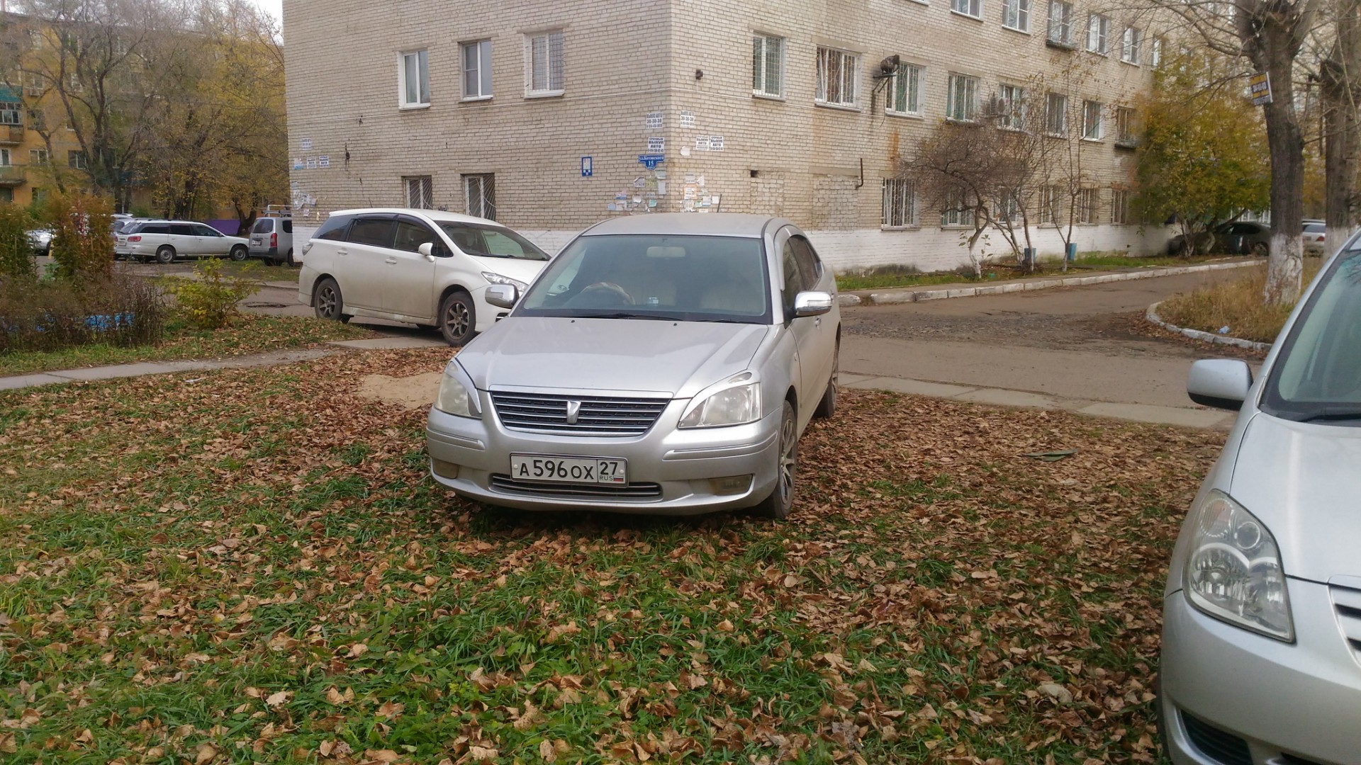 Наш Комсомольск - Парковка на зелёной зоне