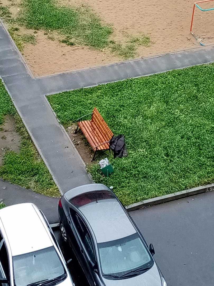 Наш Комсомольск - Бардак во дворе. Не убирают мусор в мусорных урнах и под  ними на детской площадке